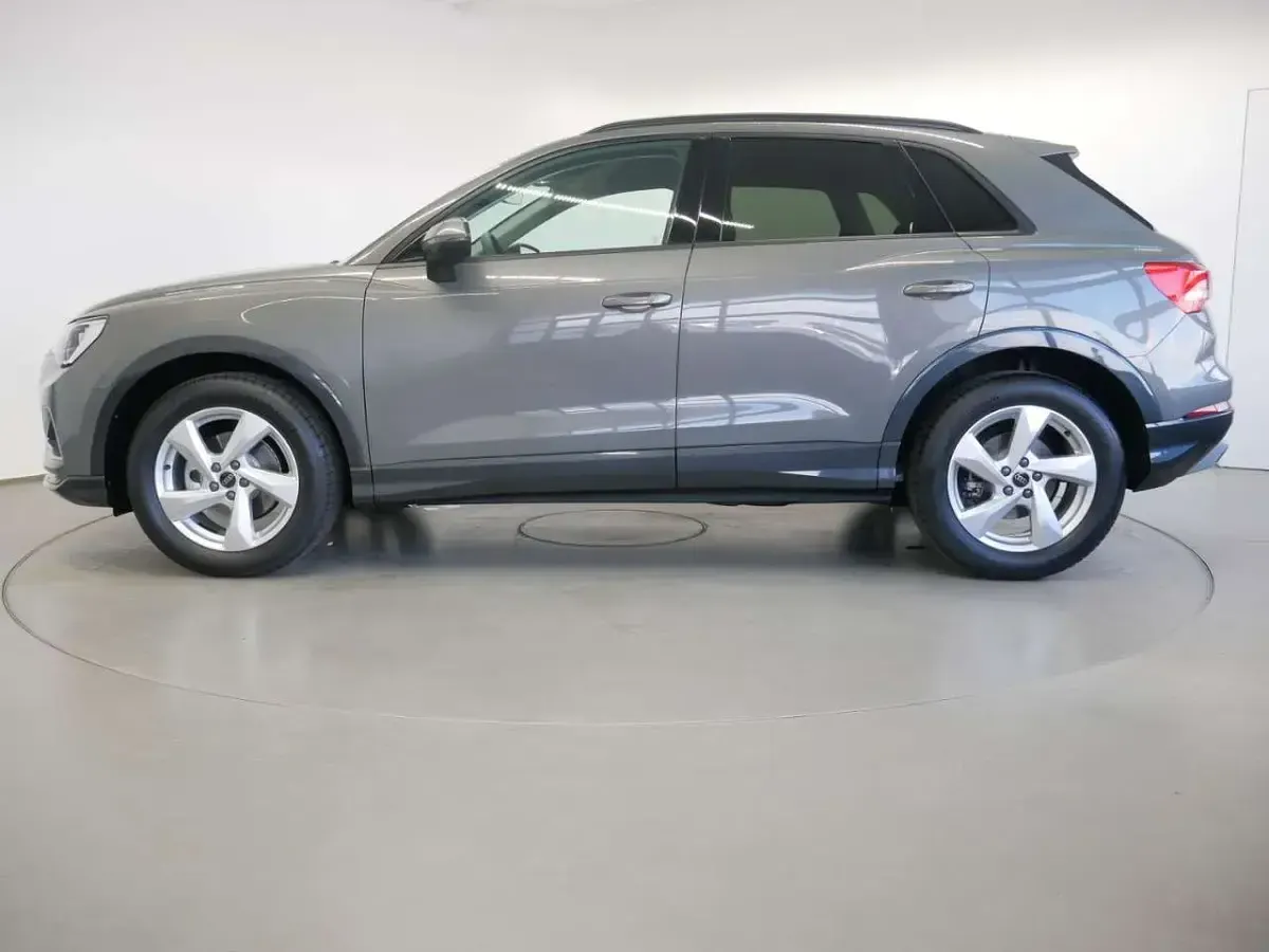 Neu Audi Q3 Ambiente 150 PS (110 kW) 2025 Chronosgrau metallic SUV