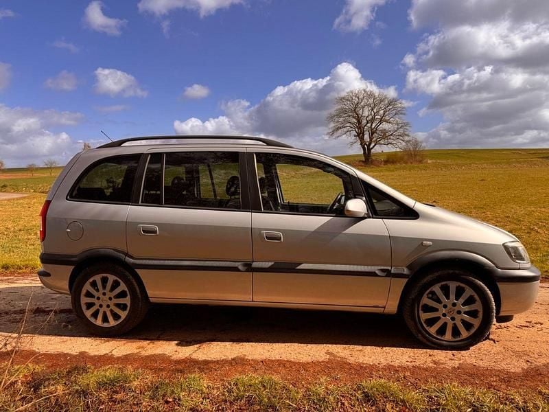Gebraucht Opel Zafira Elegance 125 PS (91 kW) 2004 Silber Van / Kleinbus