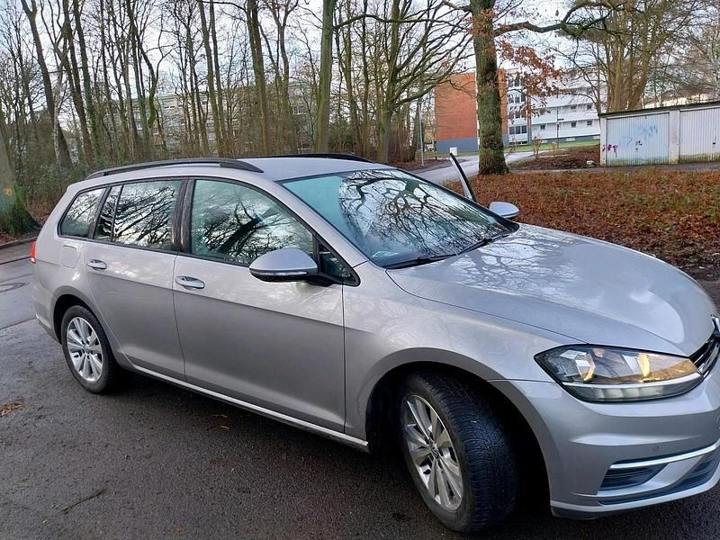 Silber Gebraucht 2019 VW Golf Limousine | 10.950 € (Superpreis) - Bild 1/4
