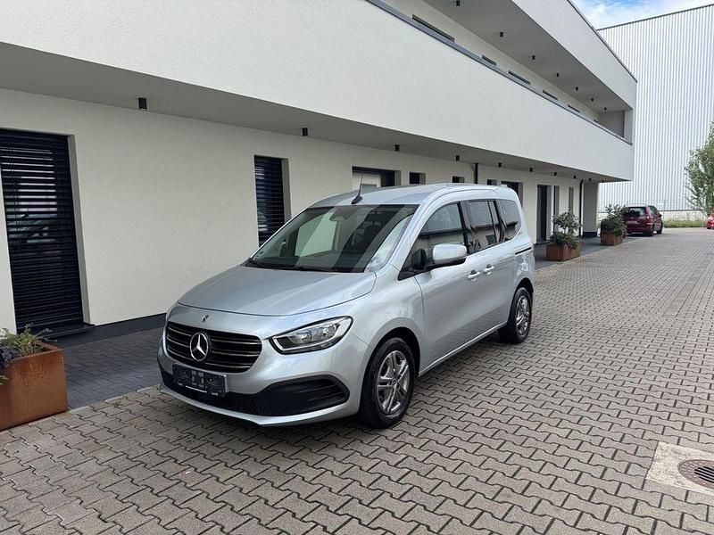 Silber Gebraucht 2023 Mercedes T180 Van / Kleinbus | 25.900 € (Fairer Preis) - Bild 1/4
