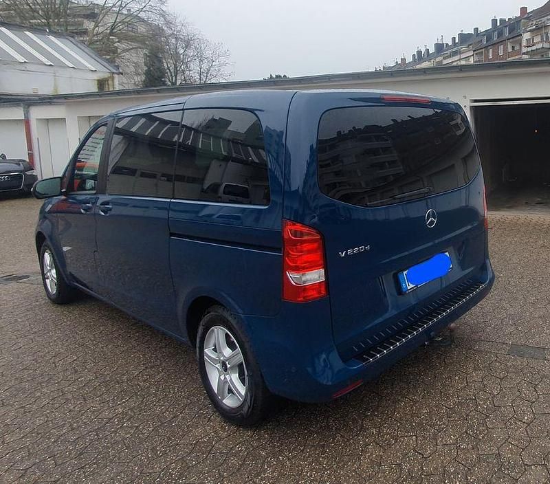 Gebraucht Mercedes V220 Edition 163 PS (119 kW) 2017 Blau Van / Kleinbus