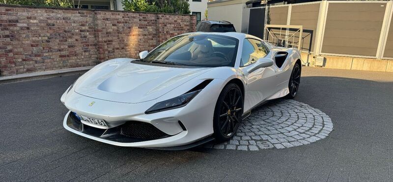 Weiß Gebraucht 2023 Ferrari F8 Cabrio | 429.900 € - Bild 1/4