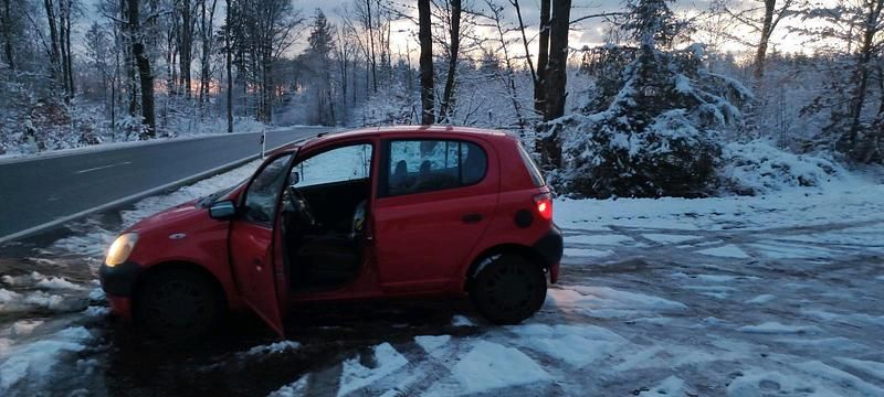 Rot Gebraucht 2002 Toyota Yaris Limousine | 2.100 € (Etwas zu teuer) - Bild 1/4