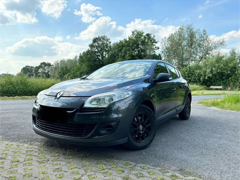 Grau Gebraucht 2012 Renault Mégane III Limousine | 3.749 € (Guter Preis) - Bild 1/4