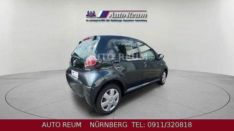 Gebraucht Toyota Aygo 68 PS (50 kW) 2011 Grau Kleinwagen