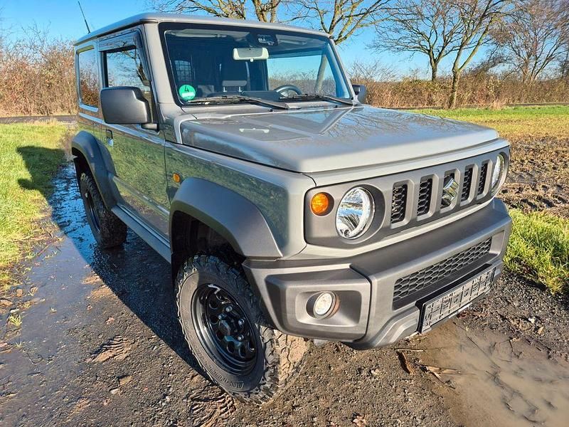 Grau Gebraucht 2024 Suzuki Jimny Comfort SUV | 30.400 € (Fairer Preis) - Bild 1/4