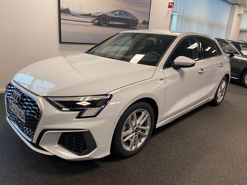 Weiß Gebraucht 2024 Audi A3 Sportback S-Line Kleinwagen | 34.900 € (Superpreis) - Bild 1/4