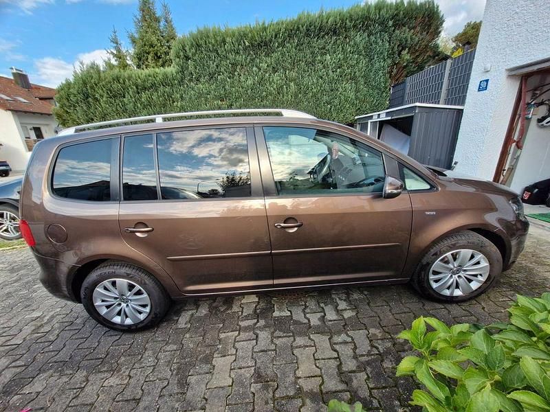 Braun Gebraucht 2013 VW Touran Cup Van / Kleinbus | 11.000 € (Fairer Preis) - Bild 1/4