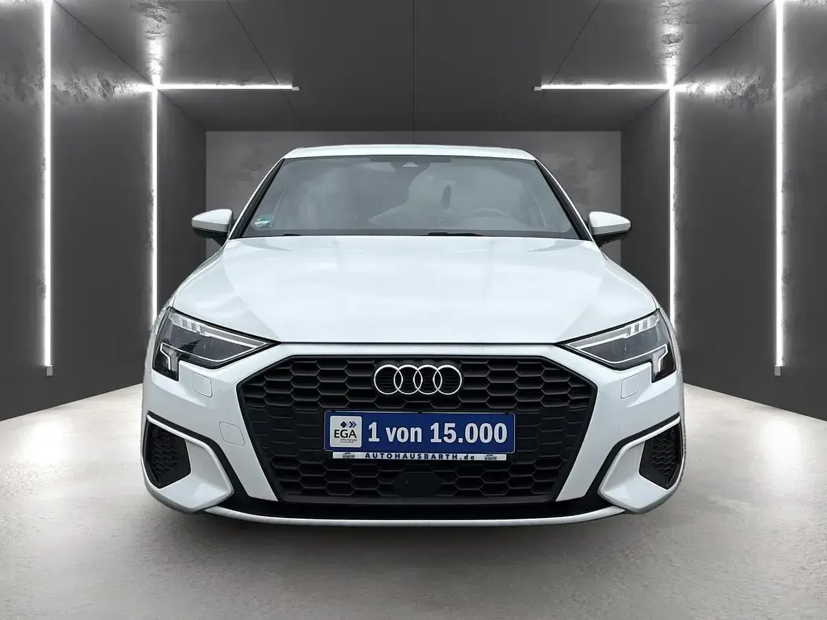 Używany Audi A3 Basis 150 KM (110 kW) 2023 Biały Sedan/Limuzyna