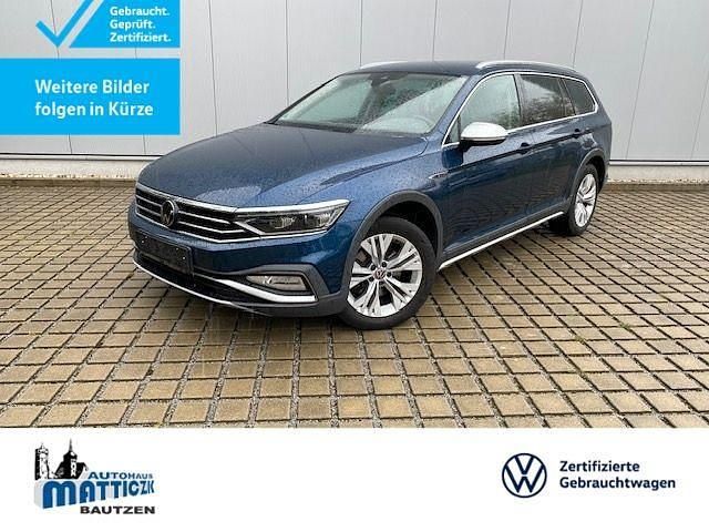 Aquamarinblau metallic (metallic) Gebraucht 2022 VW Passat Alltrack IQ Drive Kombi | 33.439 € (Fairer Preis) - Bild 1/4