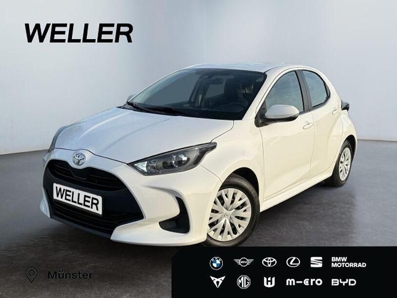 Weiß Gebraucht 2022 Toyota Yaris Basis Limousine | 12.980 € (Fairer Preis) - Bild 1/3