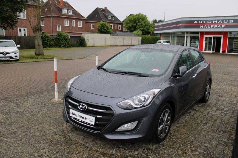Grau Gebraucht 2015 Hyundai i30 Style Limousine | 10.990 € (Etwas zu teuer) - Bild 1/4