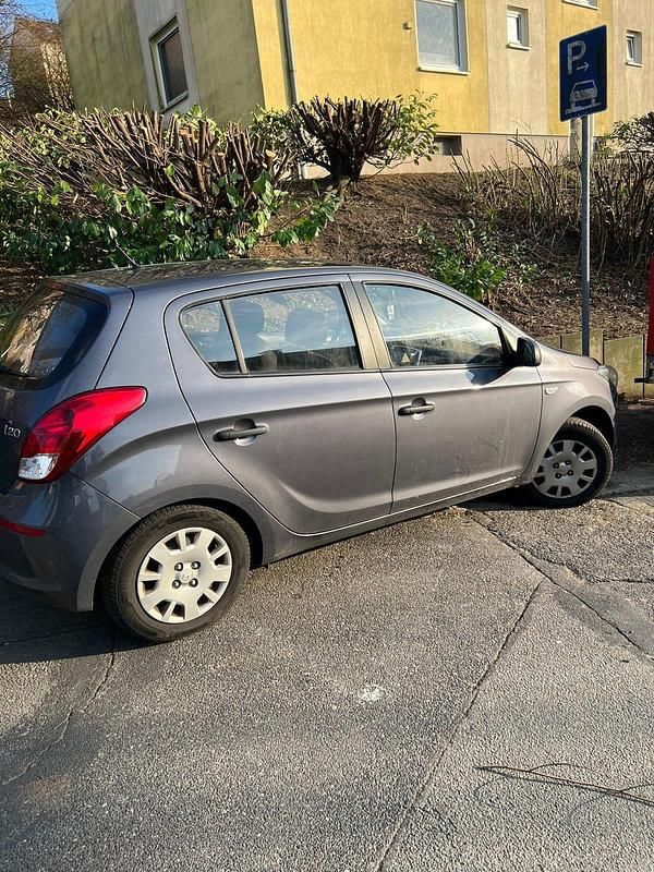 Gebraucht Hyundai i20 86 PS (63 kW) 2015 Silber Limousine