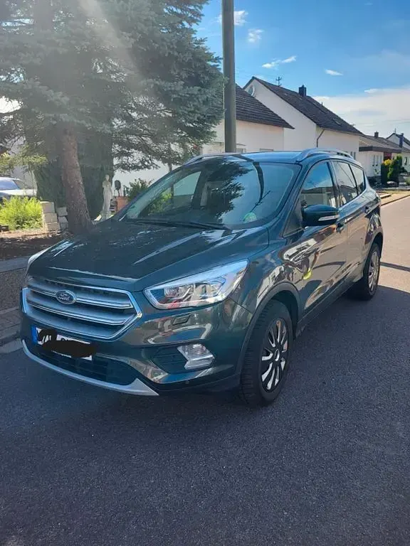 Gebraucht Ford Kuga Titanium 150 PS (110 kW) 2018 Grün SUV