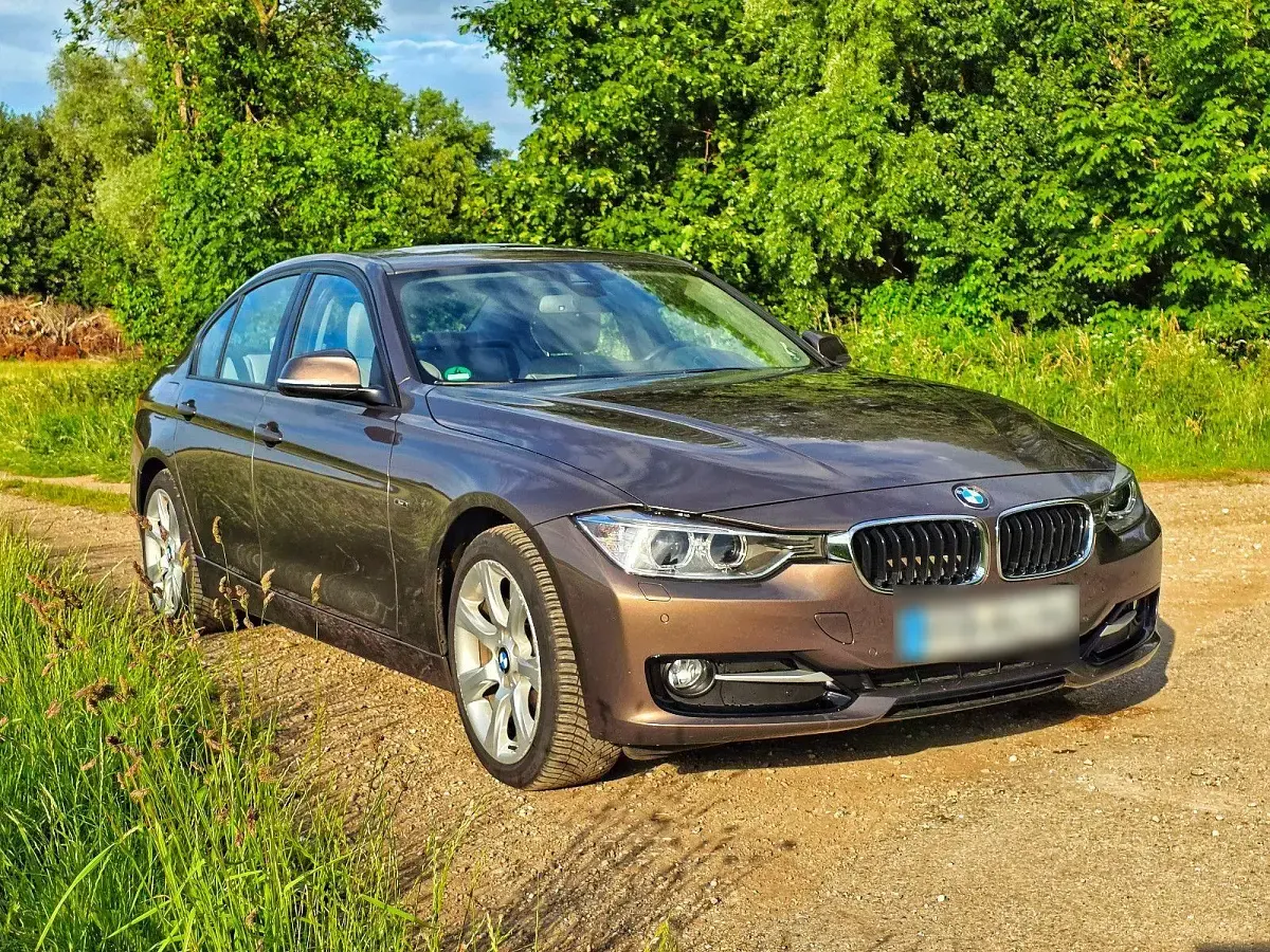 Gebraucht BMW 320 Sport Line 184 PS (135 kW) 2013 Braun Limousine