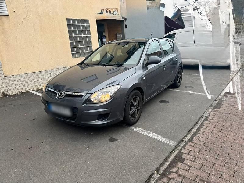 Grau Gebraucht 2009 Hyundai i30 Limousine | 2.100 € (Guter Preis) - Bild 1/4