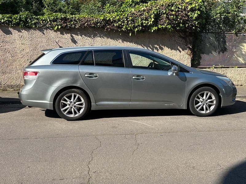 Silber Gebraucht 2011 Toyota Avensis Kombi | 6.555 € - Bild 1/4