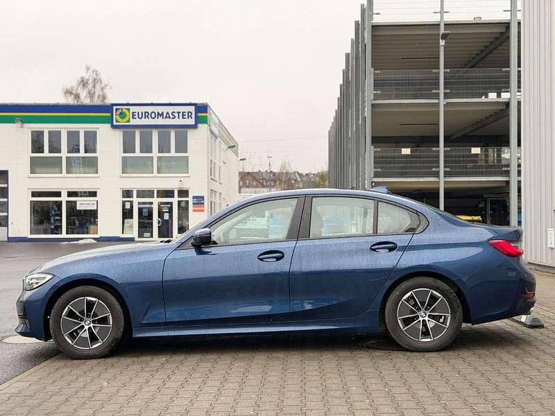 Blau Gebraucht 2021 BMW 318 Sport Line Limousine | 24.960 € (Fairer Preis) - Bild 1/3