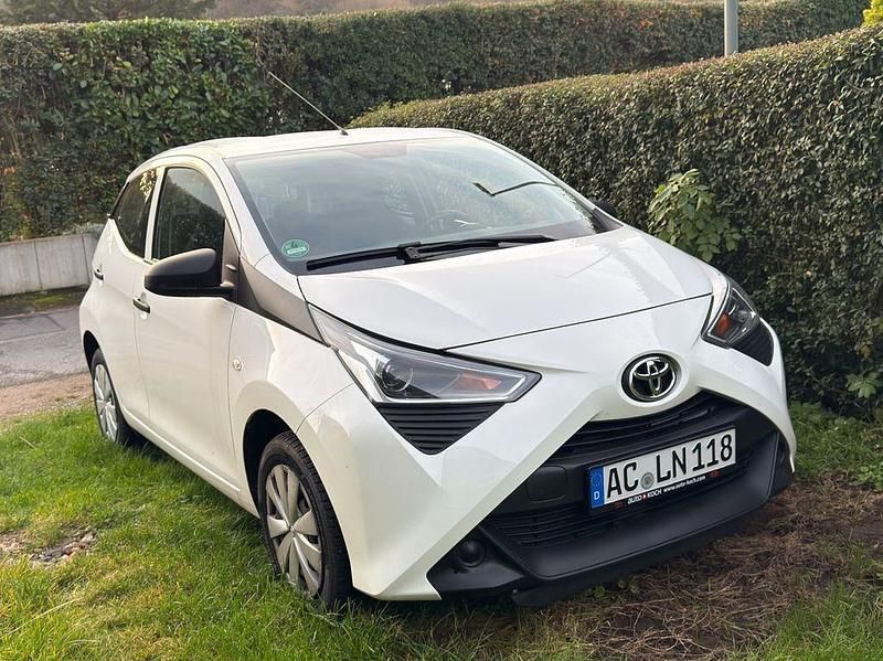 Weiß Gebraucht 2019 Toyota Aygo Kleinwagen | 8.990 € (Guter Preis) - Bild 1/4