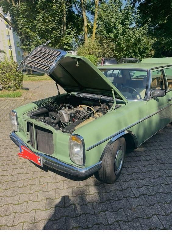 Grün Gebraucht 1973 Mercedes 200 Limousine | 9.300 € - Bild 1/4