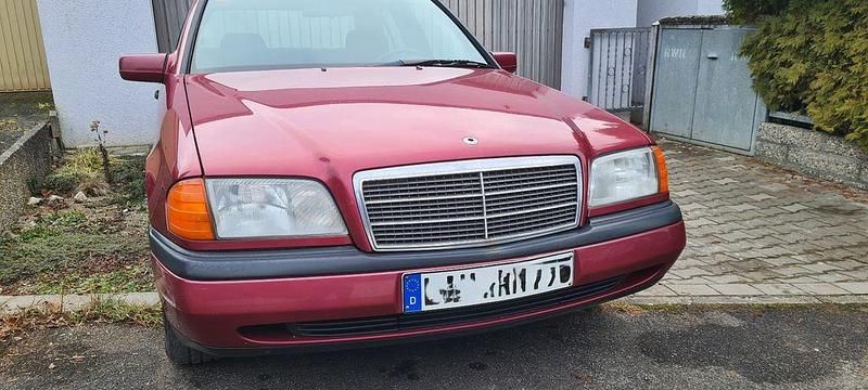 Rot Gebraucht 1994 Mercedes C180 Classic Limousine | 2.400 € - Bild 1/4