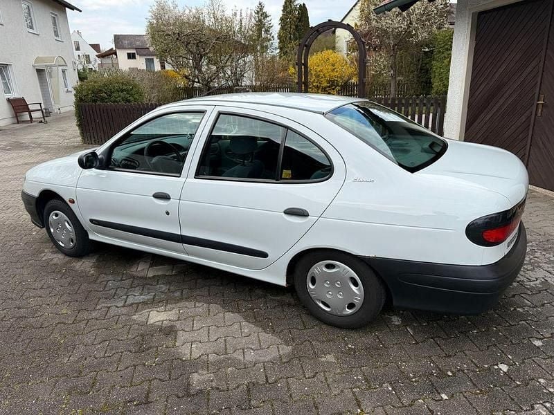 Gebraucht Renault Mégane 75 PS (55 kW) 1998 Weiß Limousine