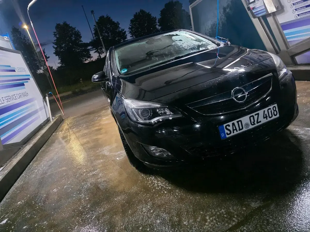 Używany Opel Astra 130 KM (95 kW) 2011 Czarny Sedan/Limuzyna
