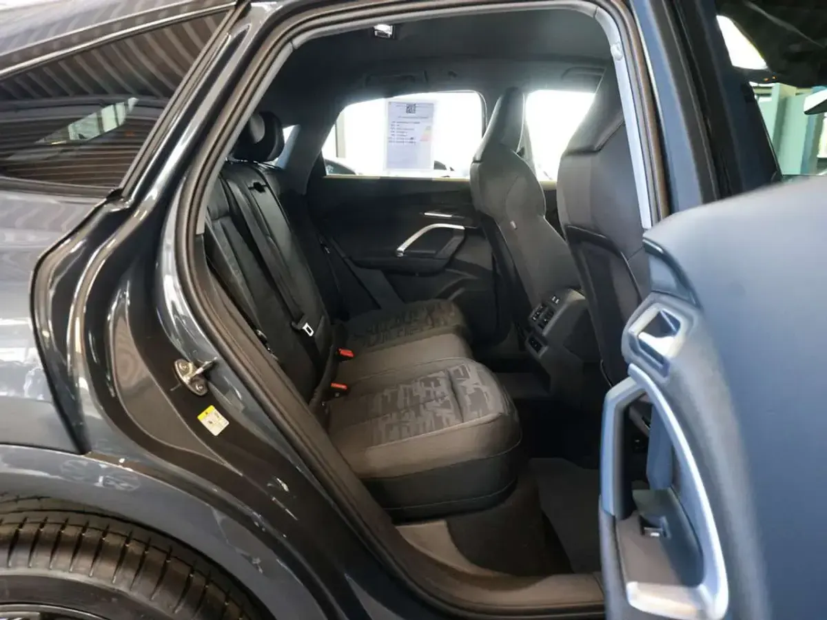 Gebraucht Audi Q5 Sportback Basis 204 PS (150 kW) 2025 Grau / tamboragrau SUV