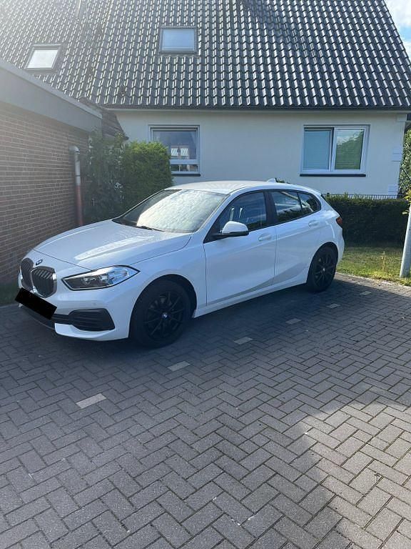 Weiß Gebraucht 2021 BMW 116 Sport Line Kleinwagen | 17.500 € (Fairer Preis) - Bild 1/4