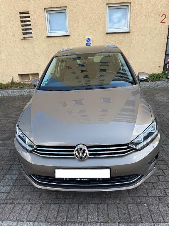 Gold Gebraucht 2016 VW Golf Sportsvan Allstar Van / Kleinbus | 15.900 € - Bild 1/4