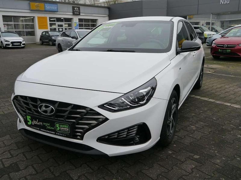 Gebraucht Hyundai i30 Intro Edition 159 PS (116 kW) 2022 Polar white / sol Limousine