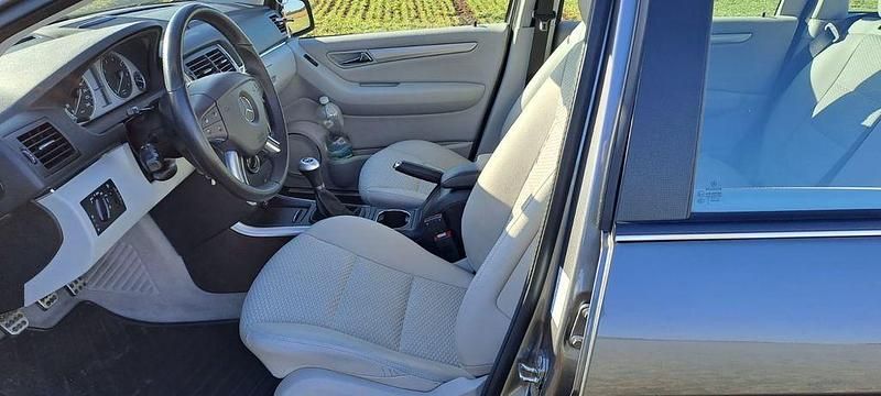 Gebraucht Mercedes B200 136 PS (100 kW) 2011 Grau Van / Kleinbus