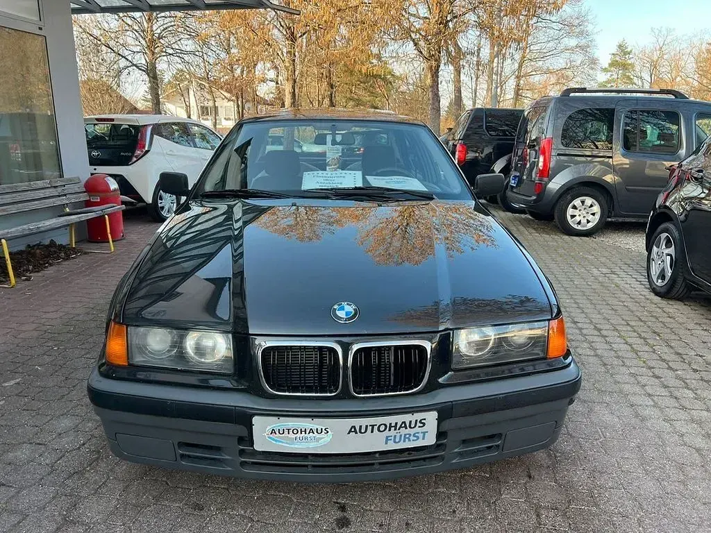 Gebraucht BMW 318 113 PS (83 kW) 1992 Schwarz Limousine