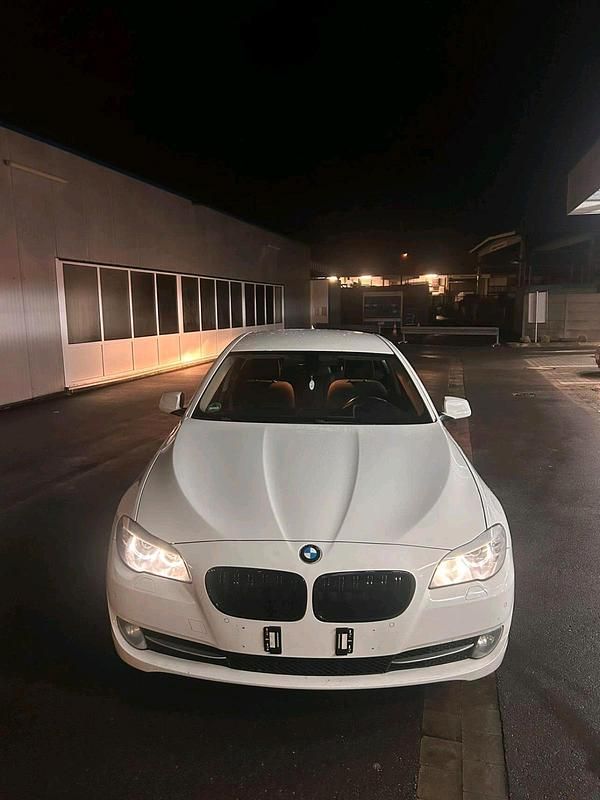 Weiß Gebraucht 2013 BMW 520 Limousine | 7.500 € (Superpreis) - Bild 1/4
