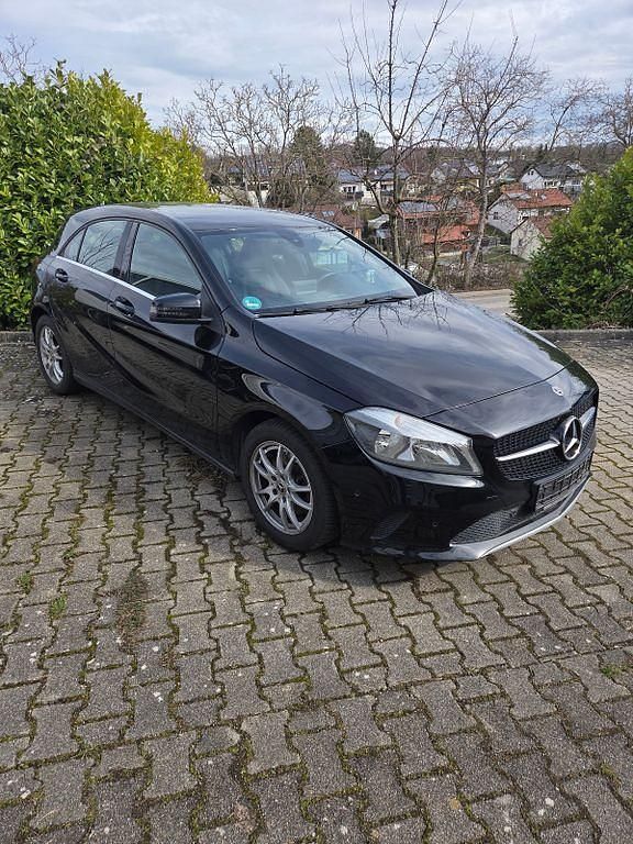Gebraucht Mercedes A180 122 PS (89 kW) 2017 Schwarz Limousine