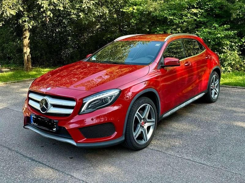 Rot Gebraucht 2015 Mercedes GLA250 AMG line SUV | 17.500 € (Fairer Preis) - Bild 1/4