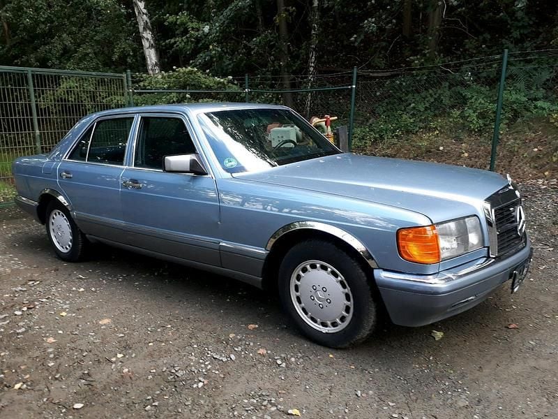 Blau Gebraucht 1986 Mercedes E300 Limousine | 4.900 € - Bild 1/4