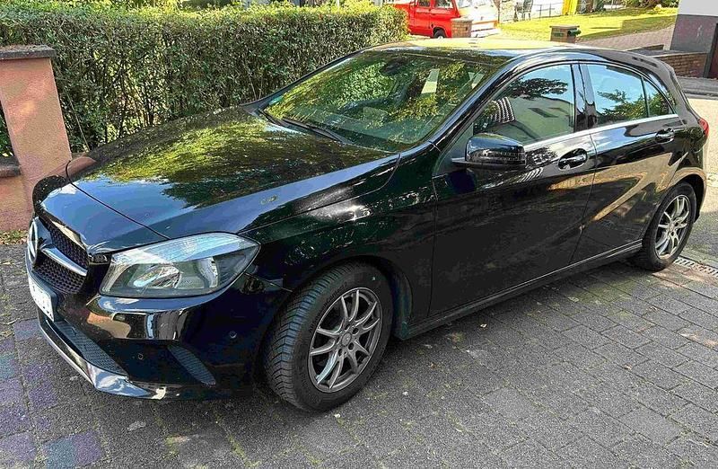 Schwarz Gebraucht 2017 Mercedes A180 Style Limousine | 10.500 € (Superpreis) - Bild 1/4