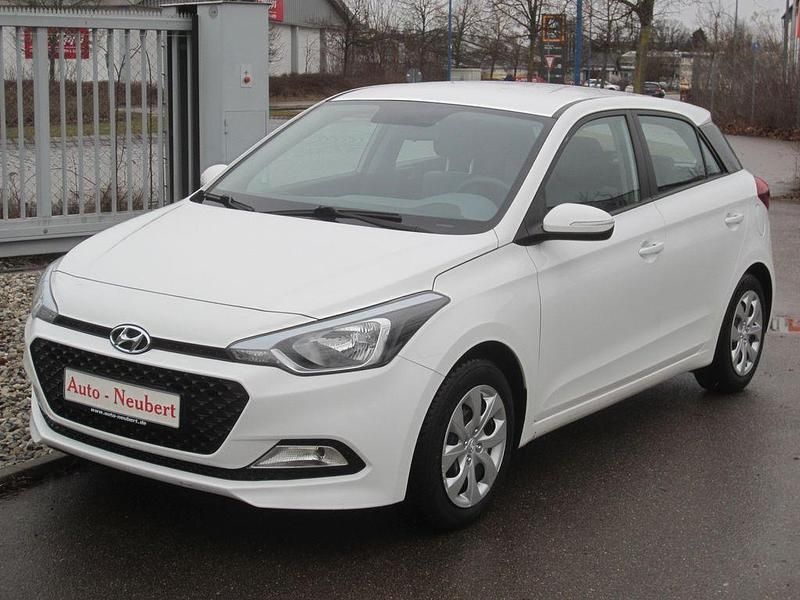 Gebraucht Hyundai i20 Classic 84 PS (61 kW) 2017 Polar white Limousine