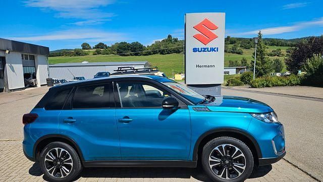 A9l atlantis/cosmic black (metallic) Gebraucht 2016 Suzuki Vitara Comfort SUV | 15.370 € (Teuer) - Bild 1/4