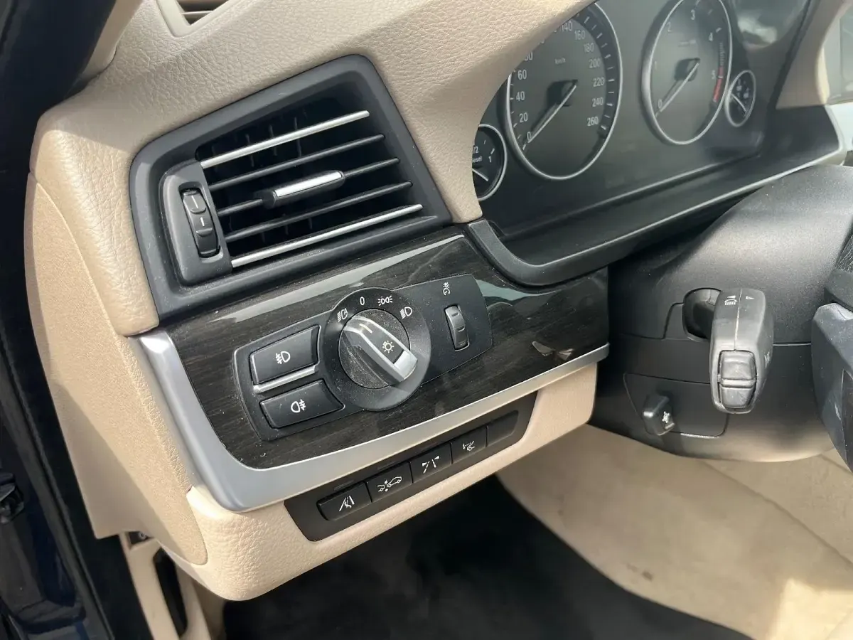 Gebraucht BMW 530 Sport Line 245 PS (180 kW) 2010 Blau Kombi