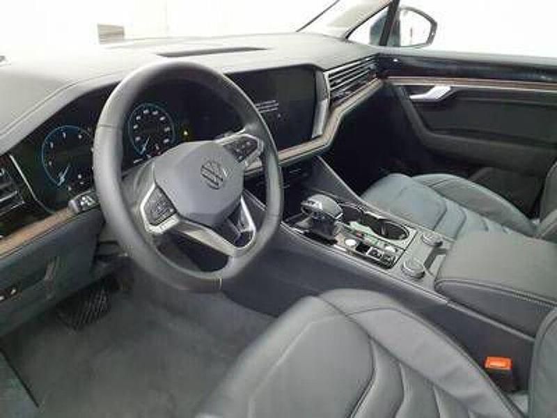 Gebraucht VW Touareg Elegance 231 PS (169 kW) 2025 Blau (meloe blue kristalleffekt) SUV