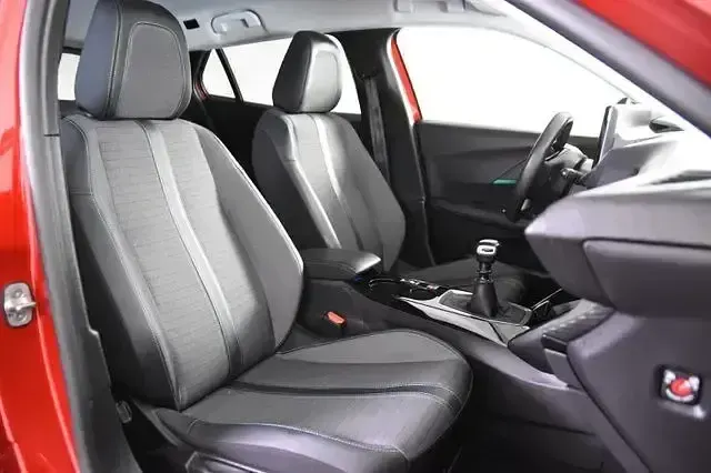 Gebraucht Peugeot 2008 Allure 131 PS (96 kW) 2022 Rot SUV
