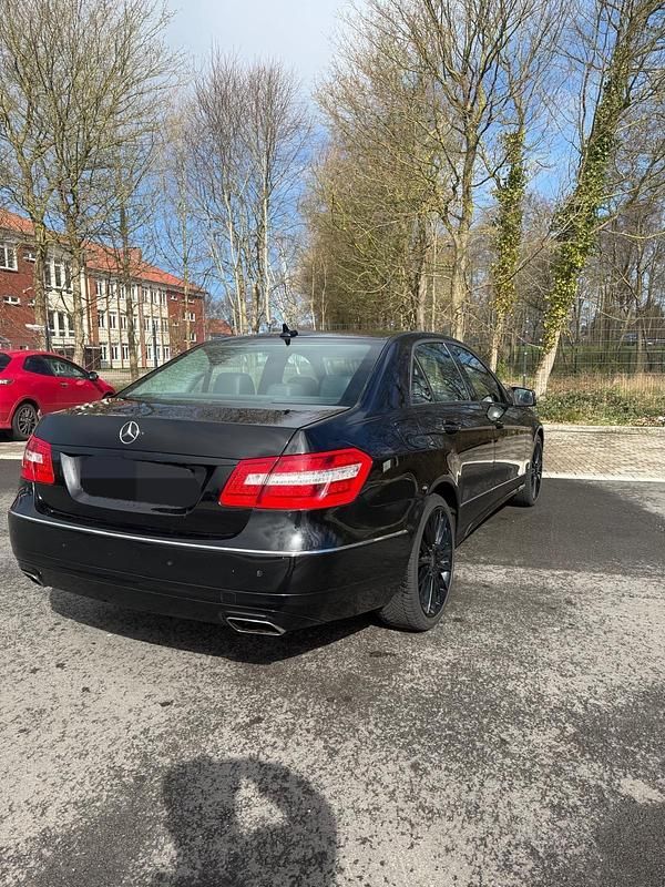 Gebraucht Mercedes E350 292 PS (214 kW) 2011 Schwarz Limousine