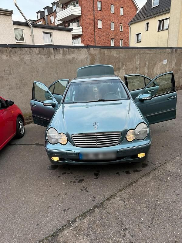 Blau Gebraucht 2002 Mercedes C180 Limousine | 1.500 € (Superpreis) - Bild 1/4
