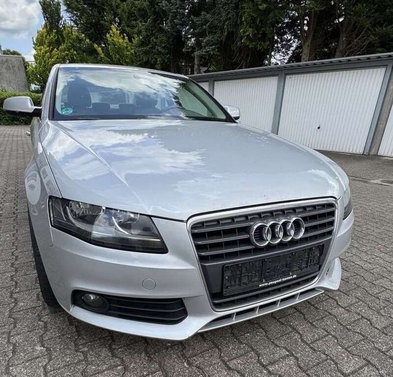Silber Gebraucht 2011 Audi A4 Ambiente Limousine | 4.700 € (Superpreis) - Bild 1/4