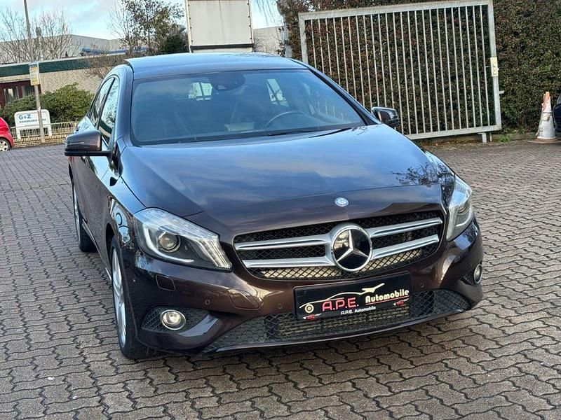 Braun Gebraucht 2015 Mercedes A180 Limousine | 14.699 € (Guter Preis) - Bild 1/4