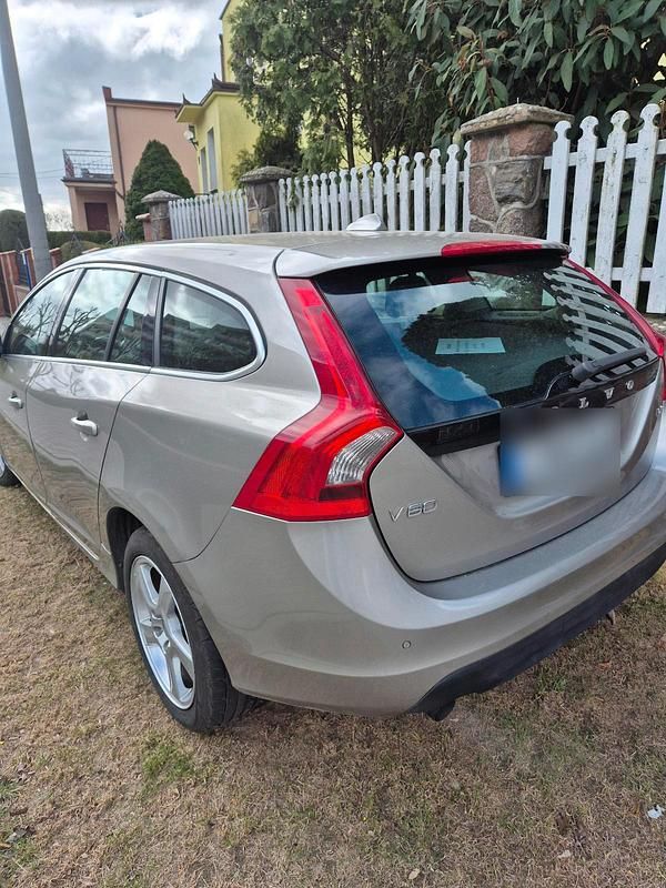 Gebraucht Volvo V60 163 PS (119 kW) 2011 Gold Kombi