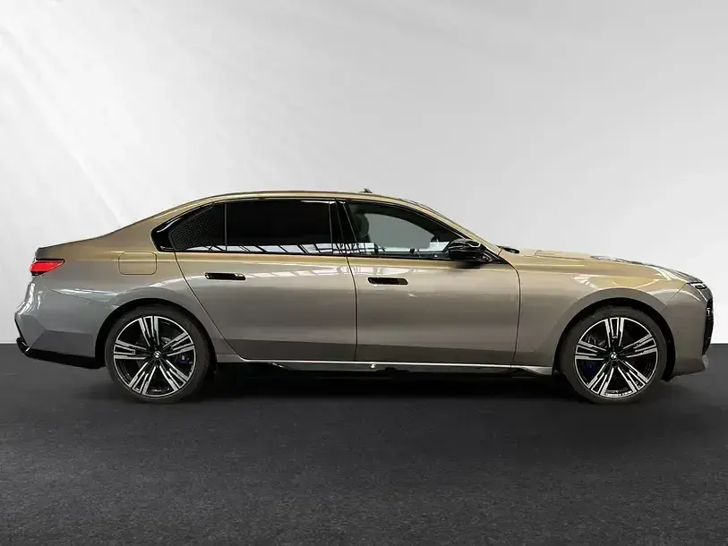 Gebraucht BMW M760e Executive 571 PS (419 kW) 2024 Grau Limousine