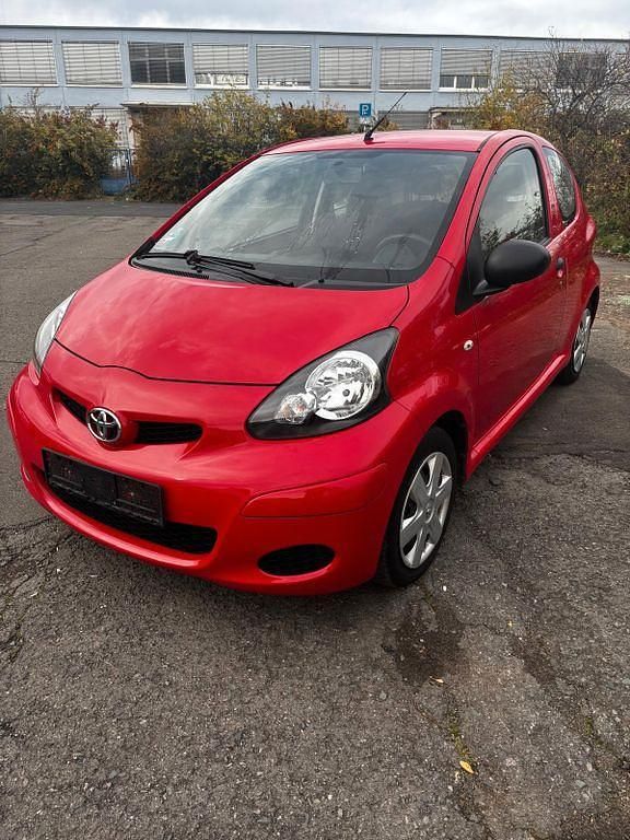 Rot Gebraucht 2010 Toyota Aygo Kleinwagen | 1.899 € (Guter Preis) - Bild 1/4